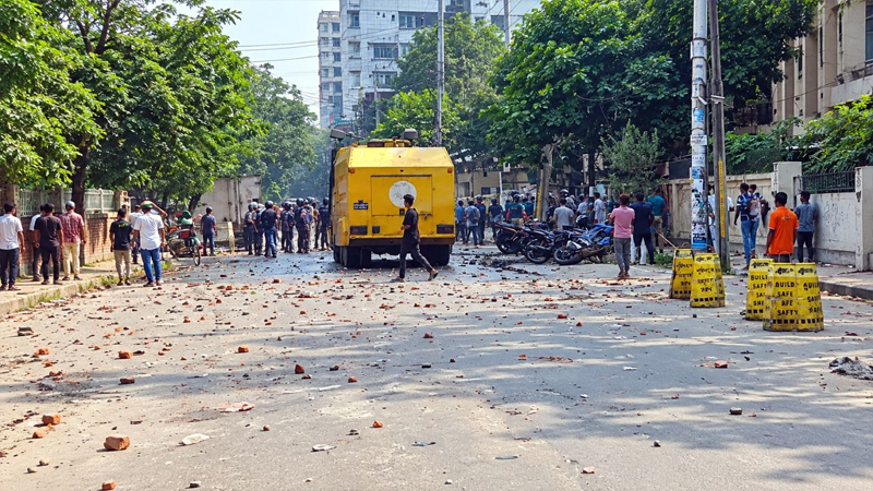 উত্তরা রাজলক্ষ্মীতে পোশাক শ্রমিক-পুলিশ সংঘর্ষ, আহত অর্ধশত