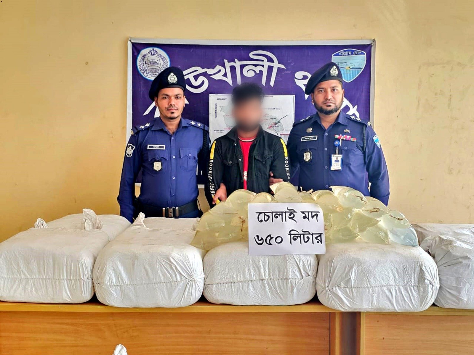 কাউখালীতে যৌথ বাহিনীর অভিযান: ৬৫০ লিটার চোলাই মদসহ গ্রেপ্তার ১