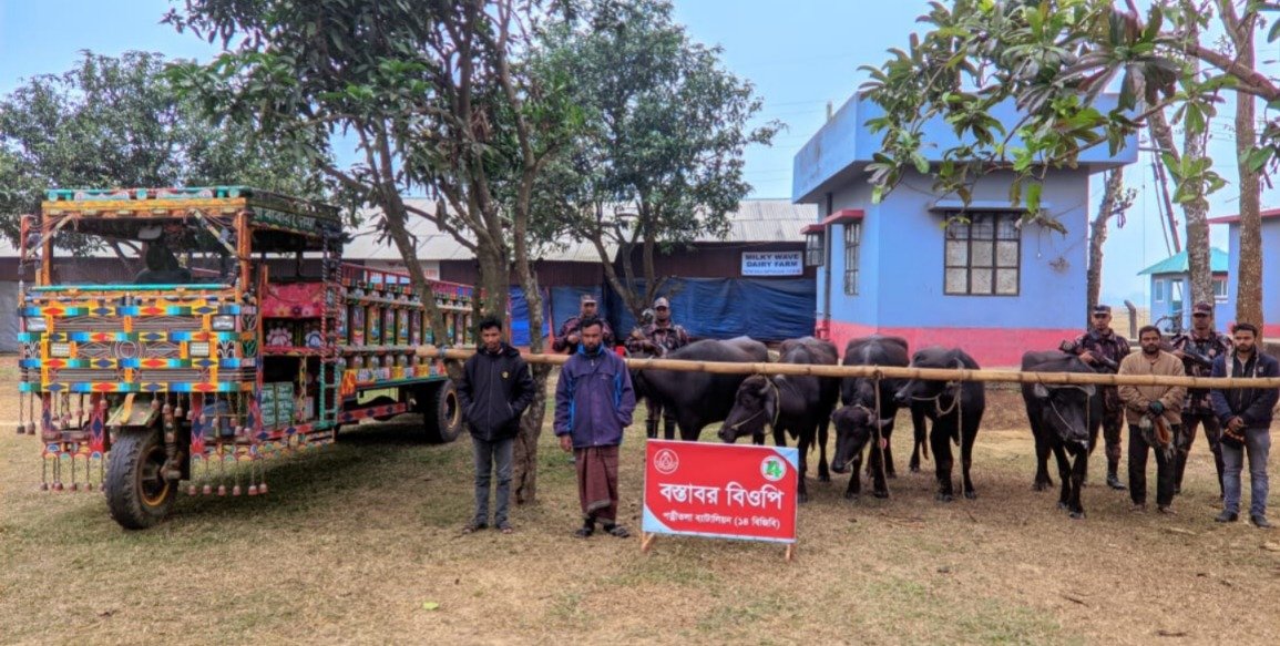 নওগাঁর ধামইরহাট সীমান্ত এলাকা থেকে ৪ চোরাকারবারীসহ ৫টি মহিষ আটক করা হয়েছে