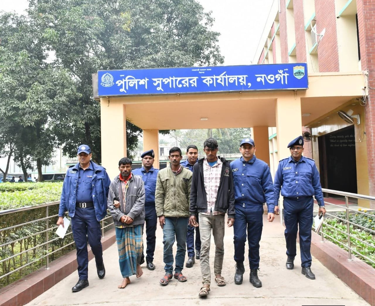 যাত্রীবেশে সংঘবদ্ধ ডাকাতি: নওগাঁয় তিন আসামি গ্রেফতার