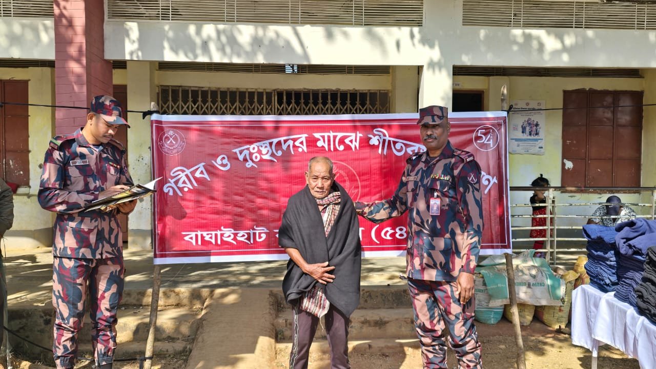 সাজেকের দুর্গম পাহাড়ে শীতার্তদের মাঝে শীতবস্ত্র বিতরণ