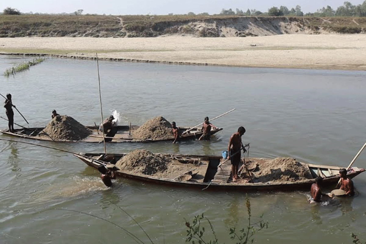 পঞ্চগড়ে শীতের দাপট, সংকটে পাথর শ্রমিকরা