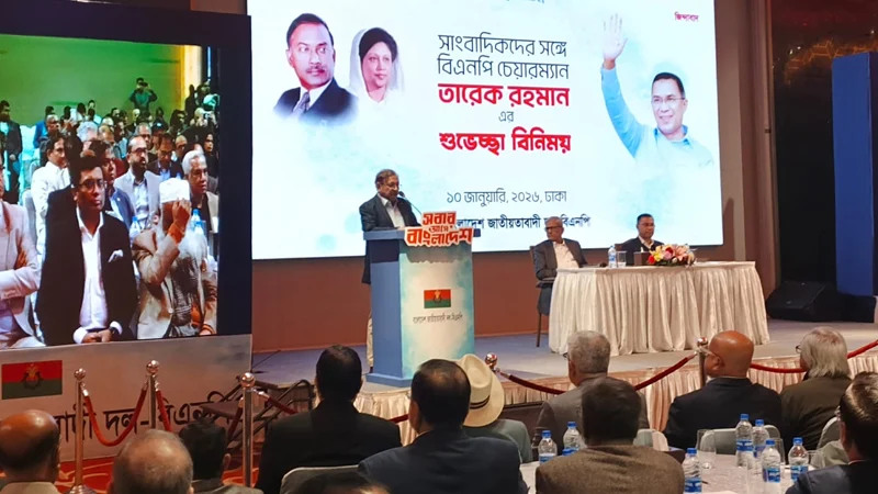 সাংবাদিকদের সঙ্গে তারেক রহমানের শুভেচ্ছা বিনিময়