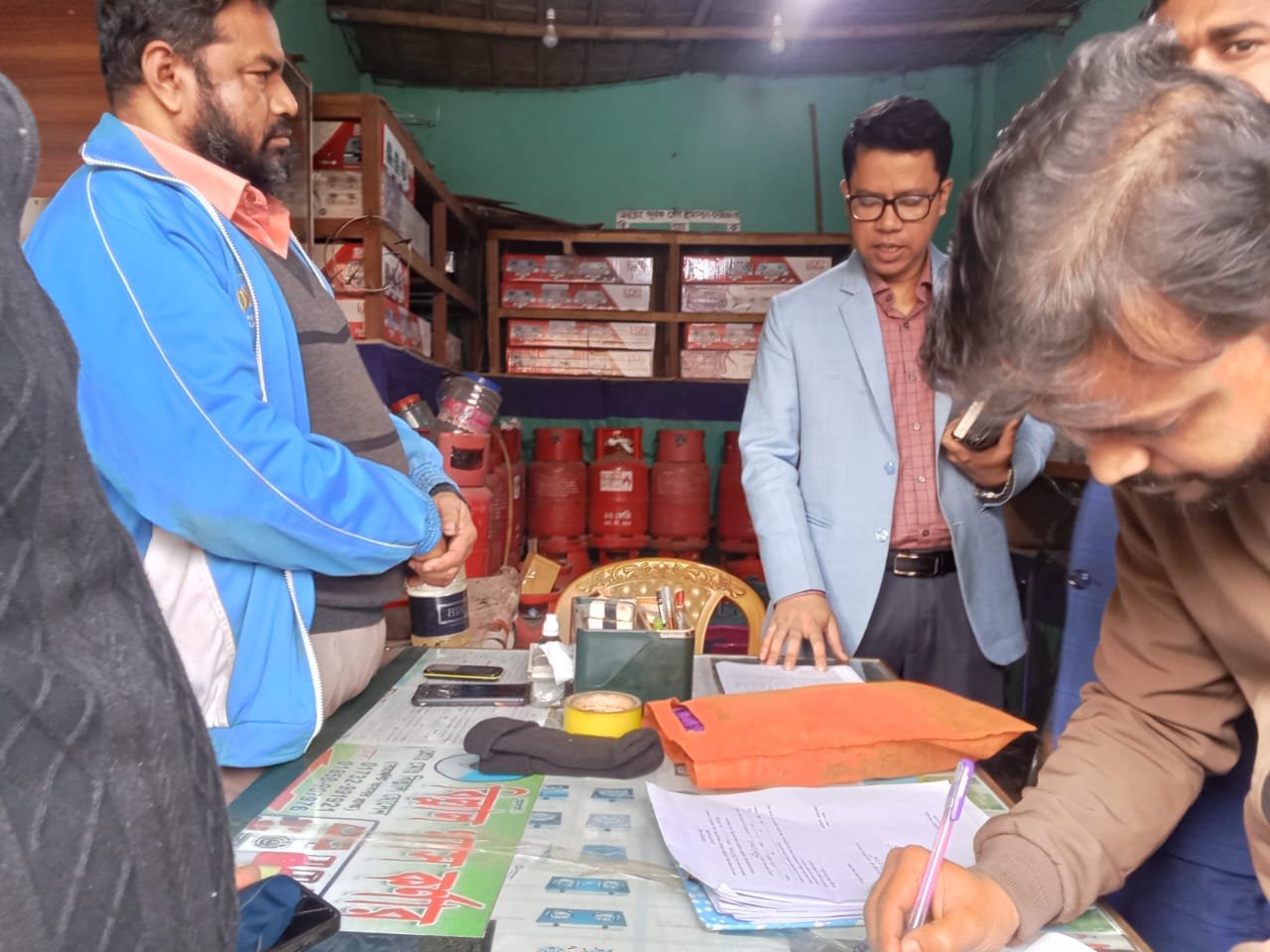 কসবায় অতিরিক্ত দামে এলপি গ্যাস বিক্রির দায়ে দুই প্রতিষ্ঠানকে জরিমানা