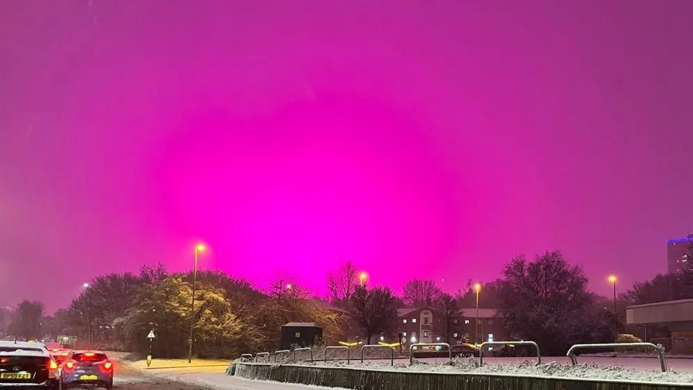 ঝড়ের প্রভাবে গোলাপি আভায় রঙিন ব্রিটেনের আকাশ