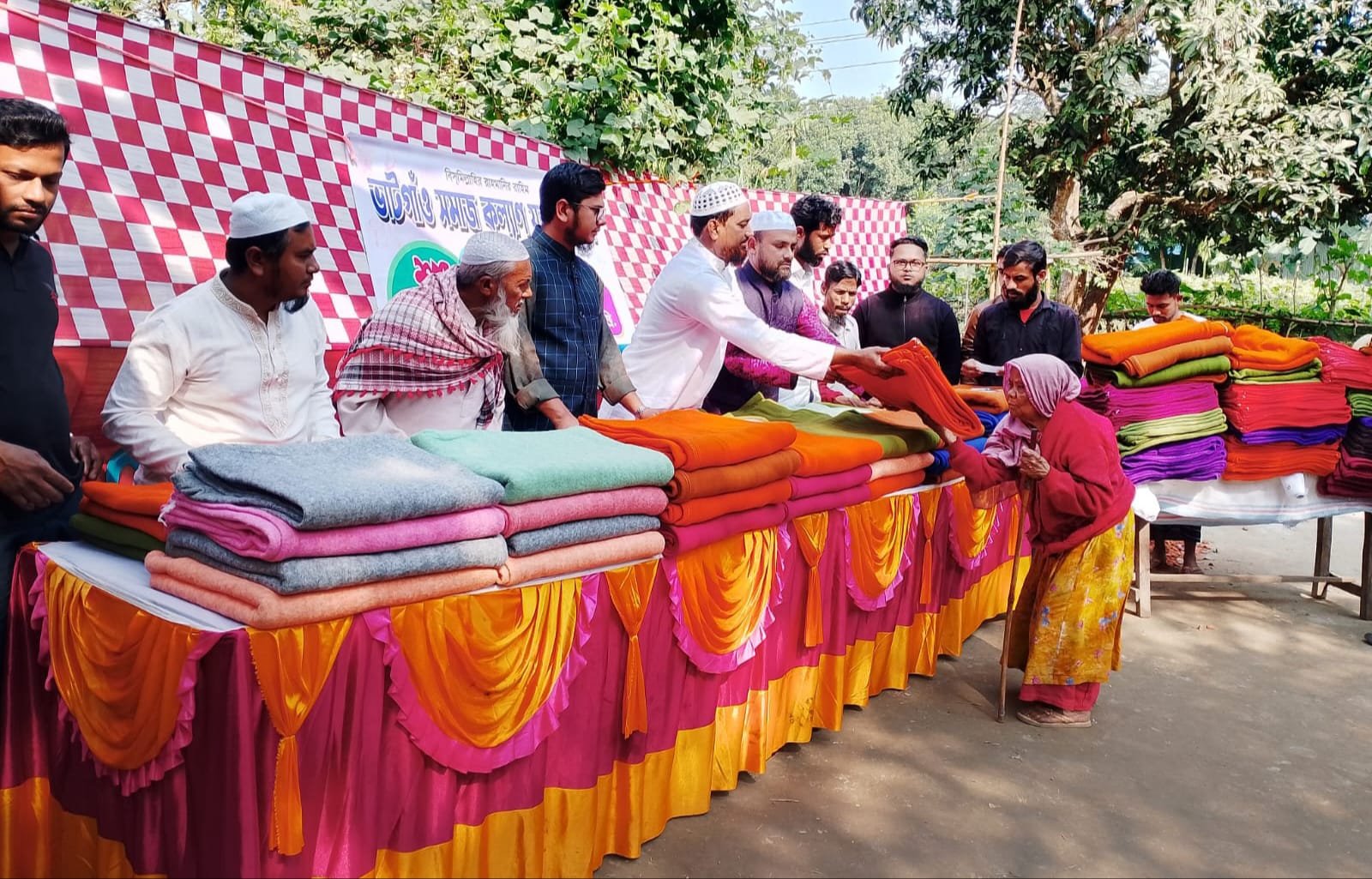 জামায়াতে ইসলামীর উদ্যোগে শীতার্ত অসহায় ও দরিদ্র মানুষের মাঝে শীতবস্ত্র বিতরণ