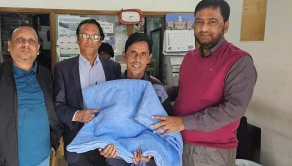 মৌলভীবাজারে পত্রিকা বিক্রেতাদের মাঝে কম্বল বিতরণ