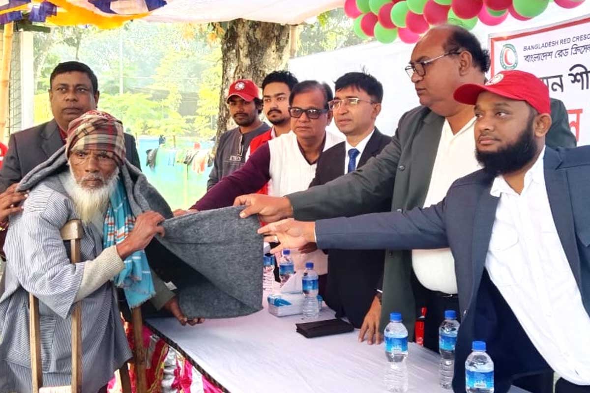 নীলফামারীতে রেডক্রিসেন্ট সোসাইটির উদ্যোগে কম্বল বিতরণ