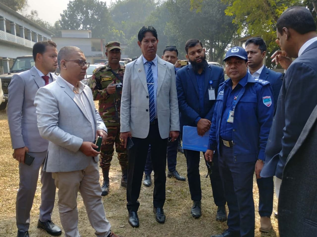 শ্রীপুরে ভোটকেন্দ্র পরিদর্শন করলেন জেলা প্রশাসক