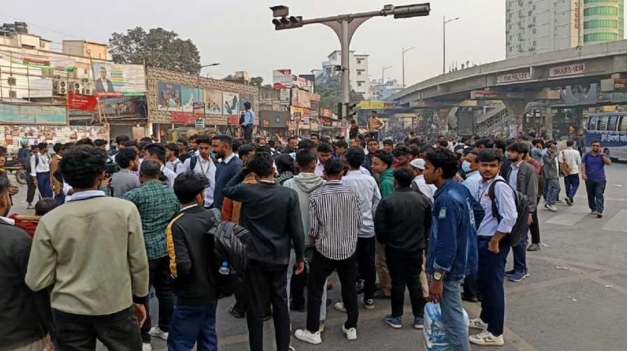 নতুন কর্মসূচি দিয়ে সাড়ে ৩ ঘণ্টা পর  ফার্মগেট ছাড়লেন শিক্ষার্থীরা
