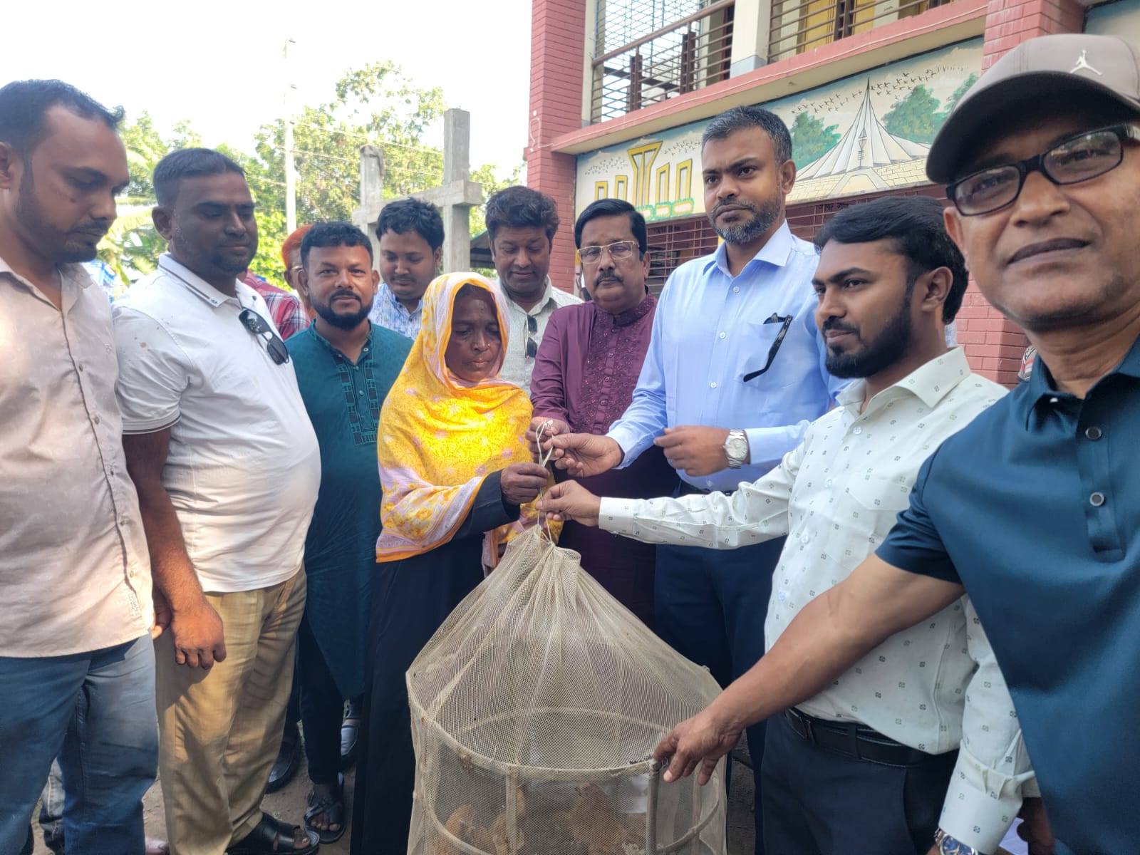 কালুখালীর  চরাঞ্চলে  সুফলভোগীদের  মাঝে প্রাণী বিতরন