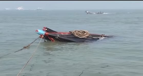 ভোলার তুলাতুলিতে জাহাজের ধাক্কায় ৩০০ টন লবণবোঝাই ট্রলার ডুবে গেছে