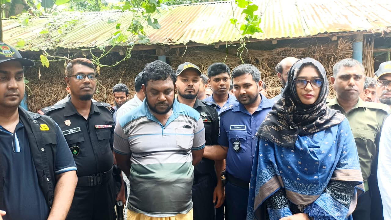 নকল সার কীটনাশক তৈরির অভিযোগে সাব ডিলার আটক নকল সার কীটনাশক তৈরির অভিযোগে সাব ডিলার আটক