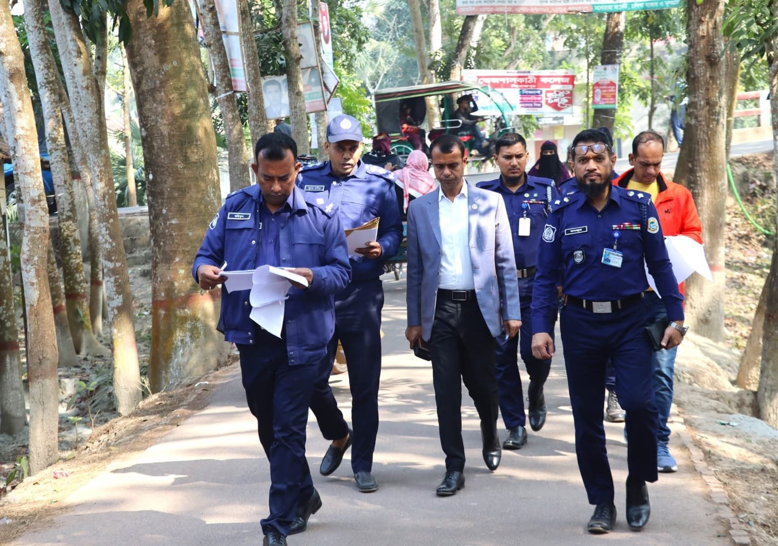 পিরোজপুর সদর থানাধীন ভোটকেন্দ্র পরিদর্শন করেন পুলিশ সুপার