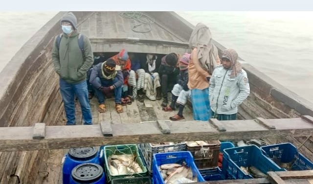 টানা শীতে বিপর্যস্ত হাতিয়া, সবচেয়ে দুর্দশায় নিম্ন আয়ের মানুষ