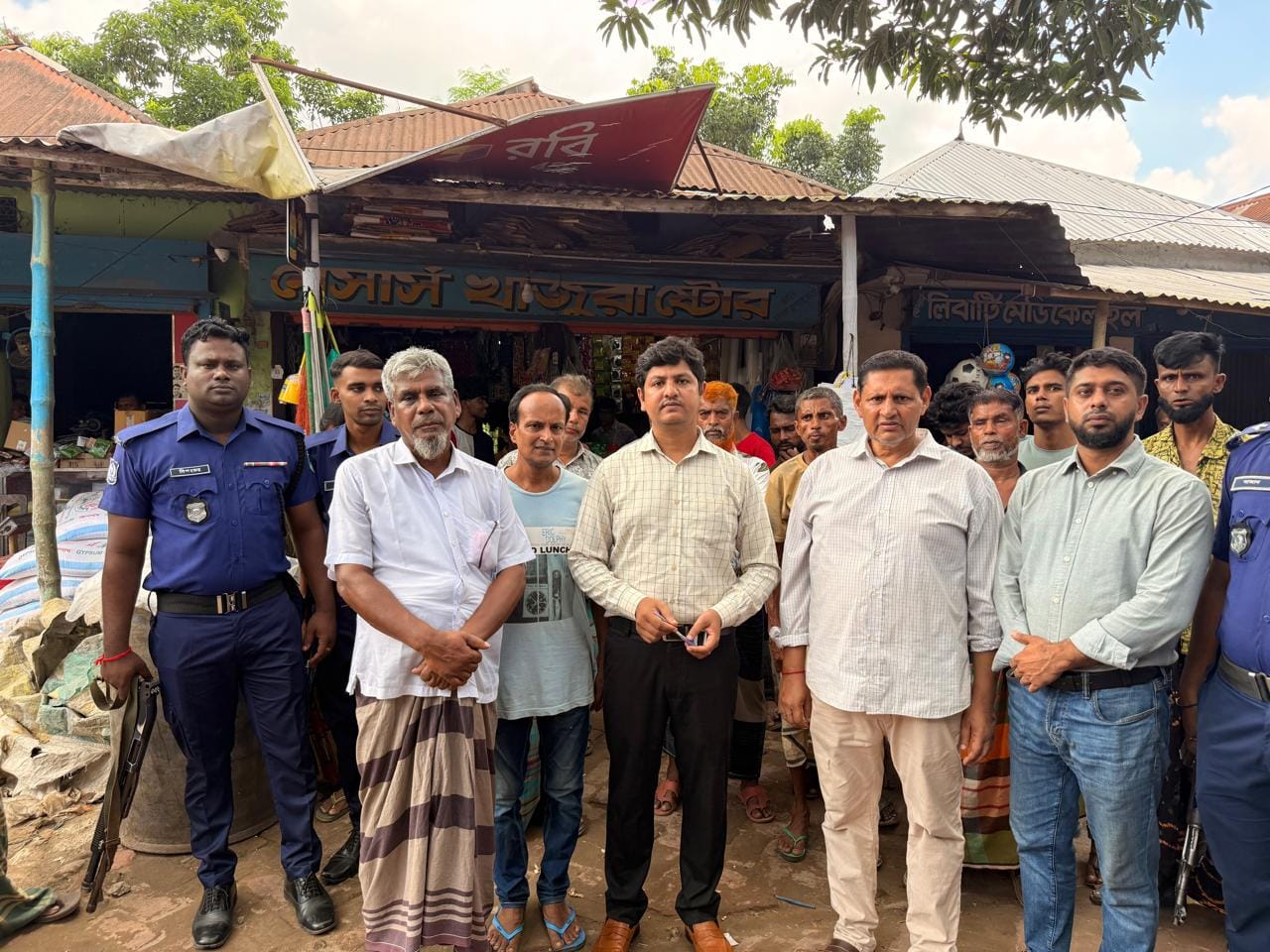 মাগুরার বিনোদপুর বাজারে ভোক্তা অধিকার অভিযানে দুই প্রতিষ্ঠানকে ১০ হাজার টাকা জরিমানা