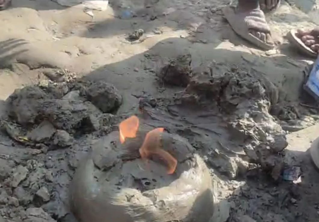 হাতিয়ায় ব্রিজের সয়েল টেস্ট করতে গিয়ে মাটির নিচ থেকে বের হচ্ছে গ্যাস