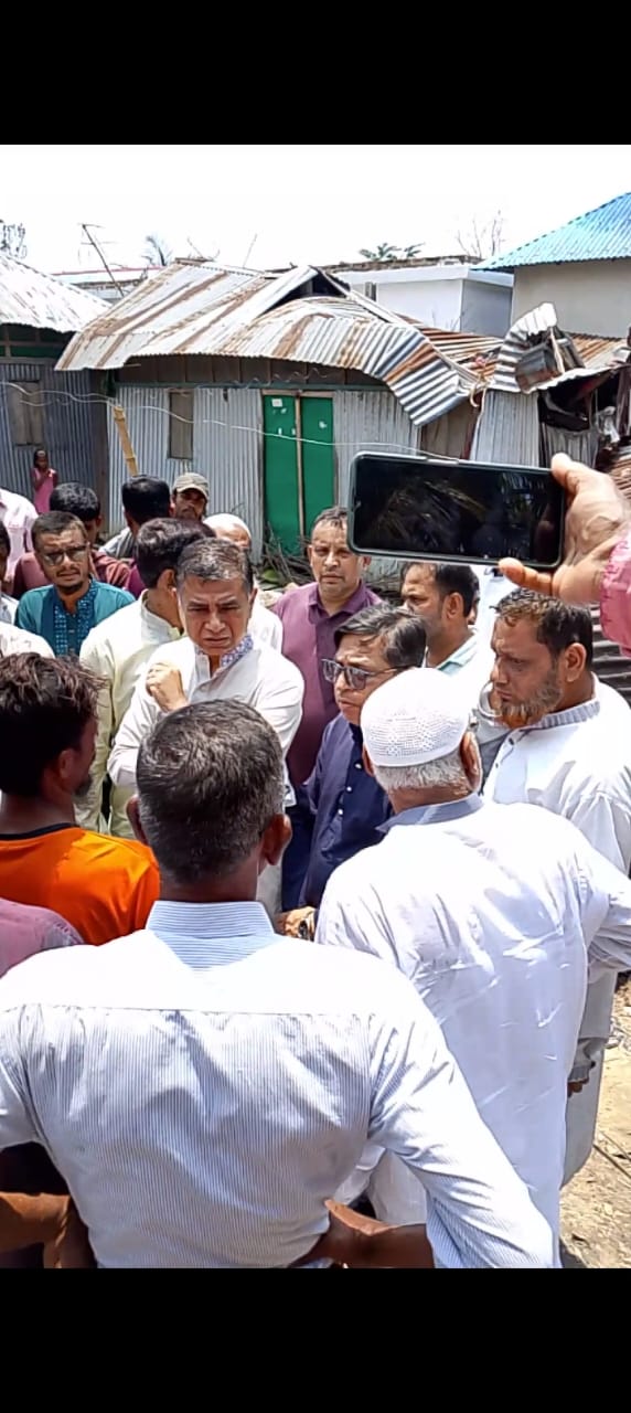 জনাব ইঞ্জিনিয়ার খালেদ হোসেন মাহবুব শ্যামল (এমপি) ক্ষতিগ্রস্ত  পুনর্বাসনের আশ্বাস দেন।