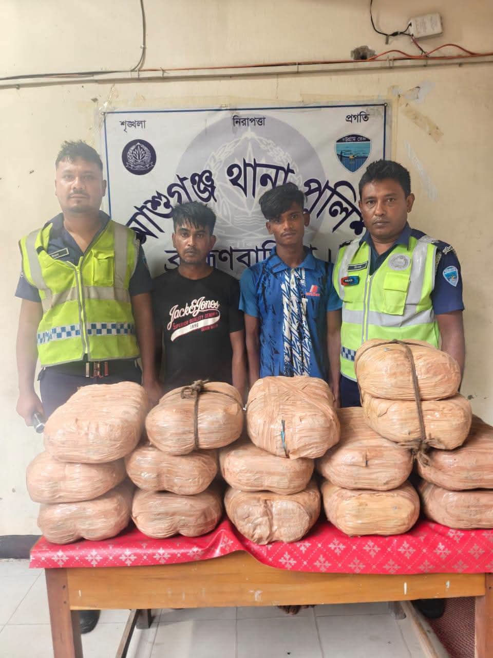 আশুগঞ্জে পৃথক অভিযানে ৩০ কেজি গাঁজা ও ২০ বোতল ফেয়ারডিল সিরাপ উদ্ধার, গ্রেফতার ৩ মাদক কারবারি