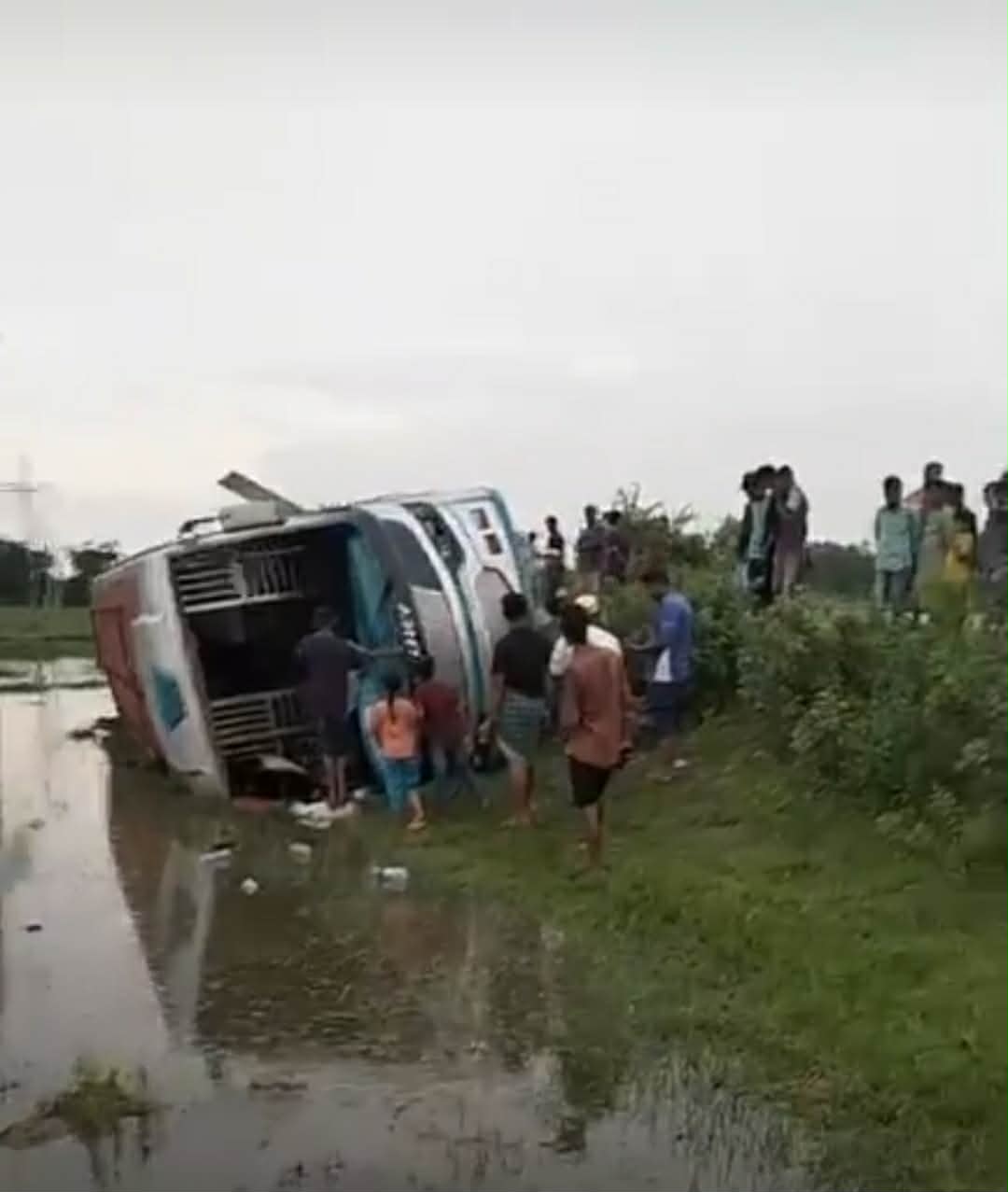 কুয়াকাটা মহাসড়কে ডলফিন পরিবহন নিয়ন্ত্রণ হারিয়ে খাদে।