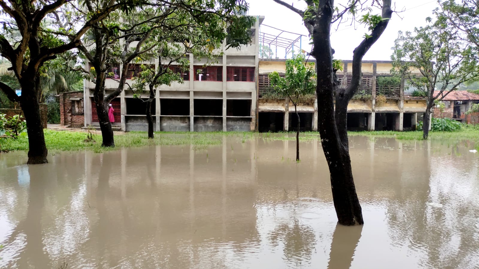 বর্ষায় জলাবদ্ধতায় ডুবে খানপুর আবু জাফর সিদ্দিকিয়া হাফিজিয়া মাদ্রাসার মাঠ ও আশপাশের এলাকা, দ্রুত খাল সংস্কার ও পানি নিষ্কাশনের দাবি
