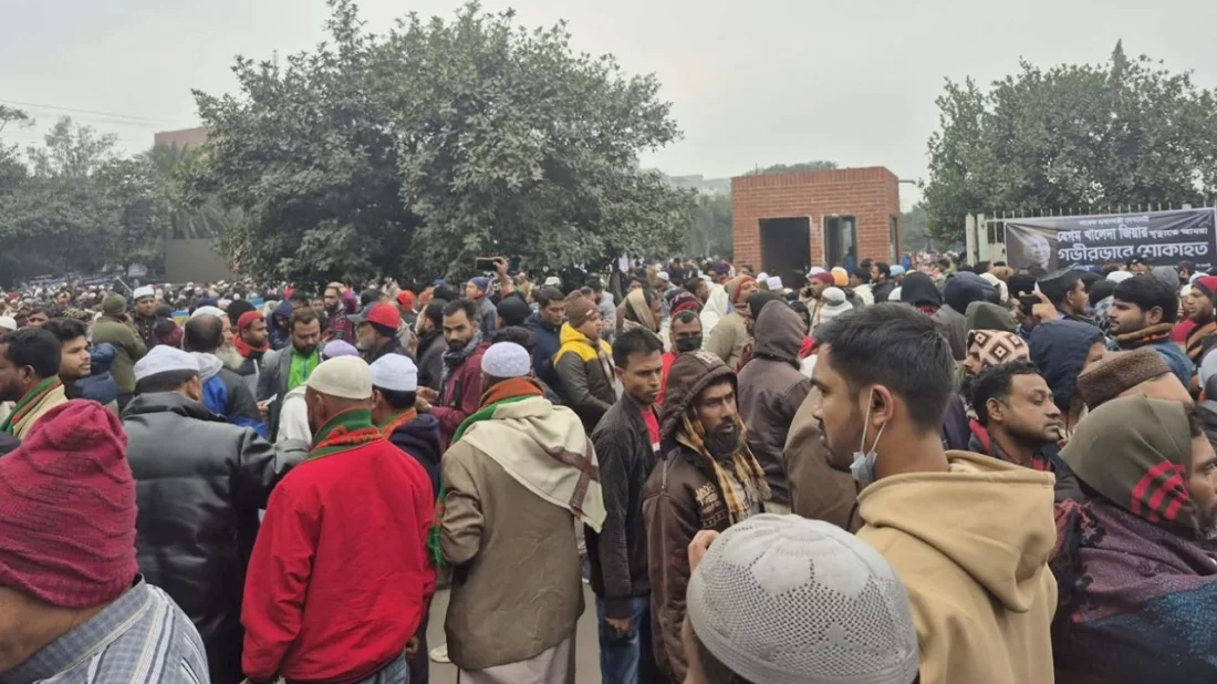 খালেদা জিয়ার জানাজায় অংশ নিতে মানিক মিয়া অ্যাভিনিউয়ে মানুষের ঢল