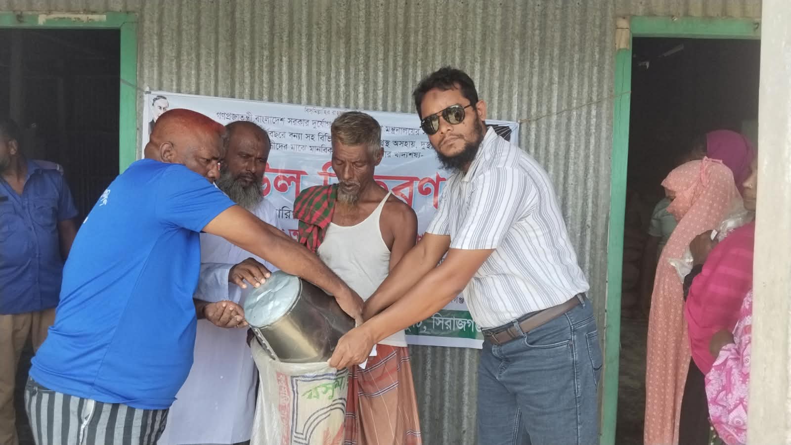 এনআইডি যাচাই করে বড়ধুলে জিআর চাল বিতরণ এনআইডি যাচাই করে বড়ধুলে জিআর চাল বিতরণ