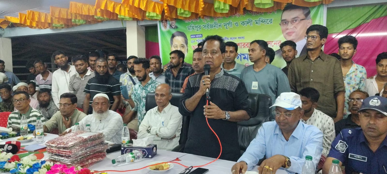 মহিপুরে দুর্গাপূজা মণ্ডপ পরিদর্শন করলেন সংসদ সদস্য এবিএম মোশাররফ হোসেন