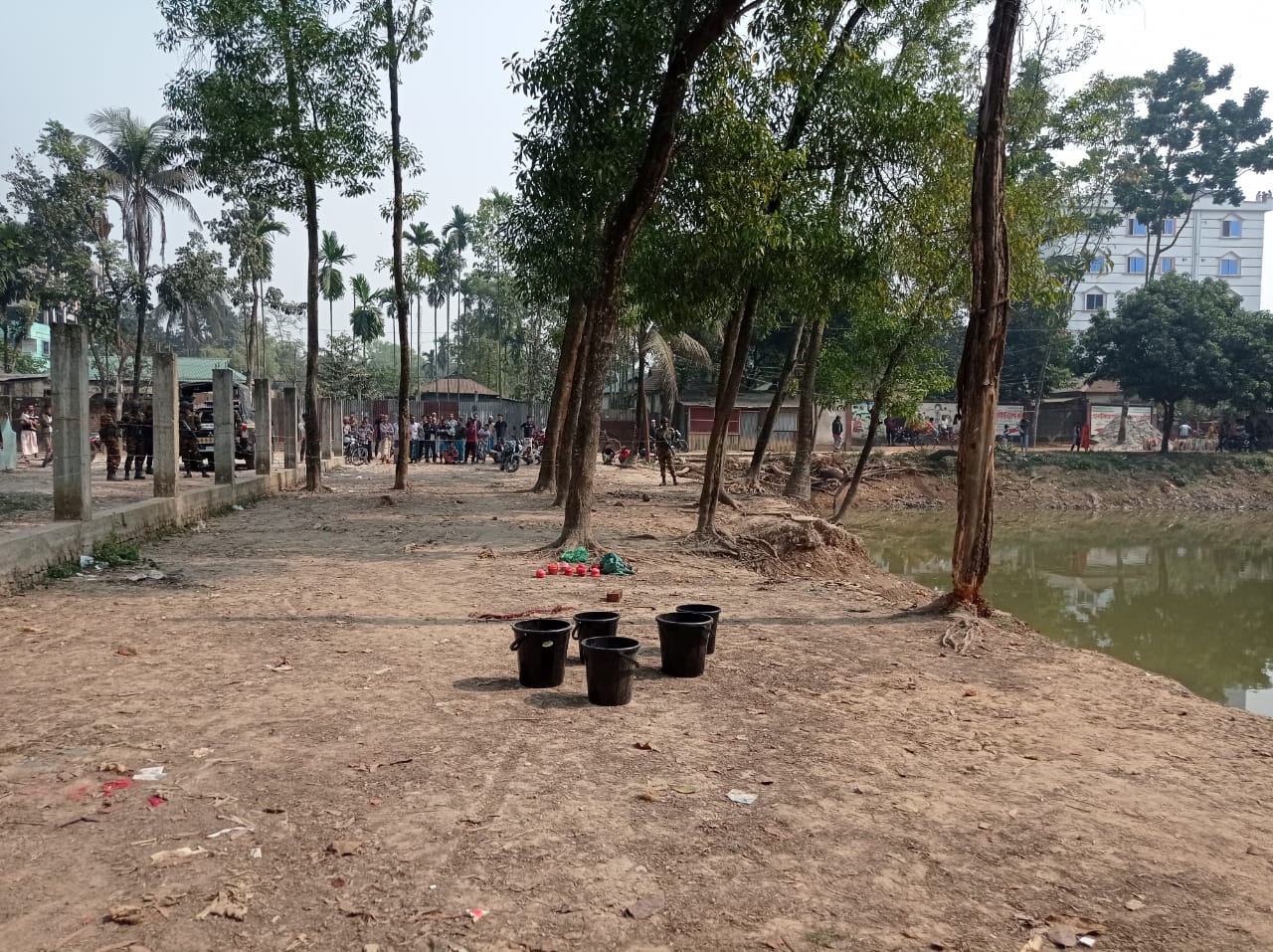 ‎শ্রীপুরে পুকুর থেকে উদ্ধার ৭টি বোমা সদৃশ বস্তু