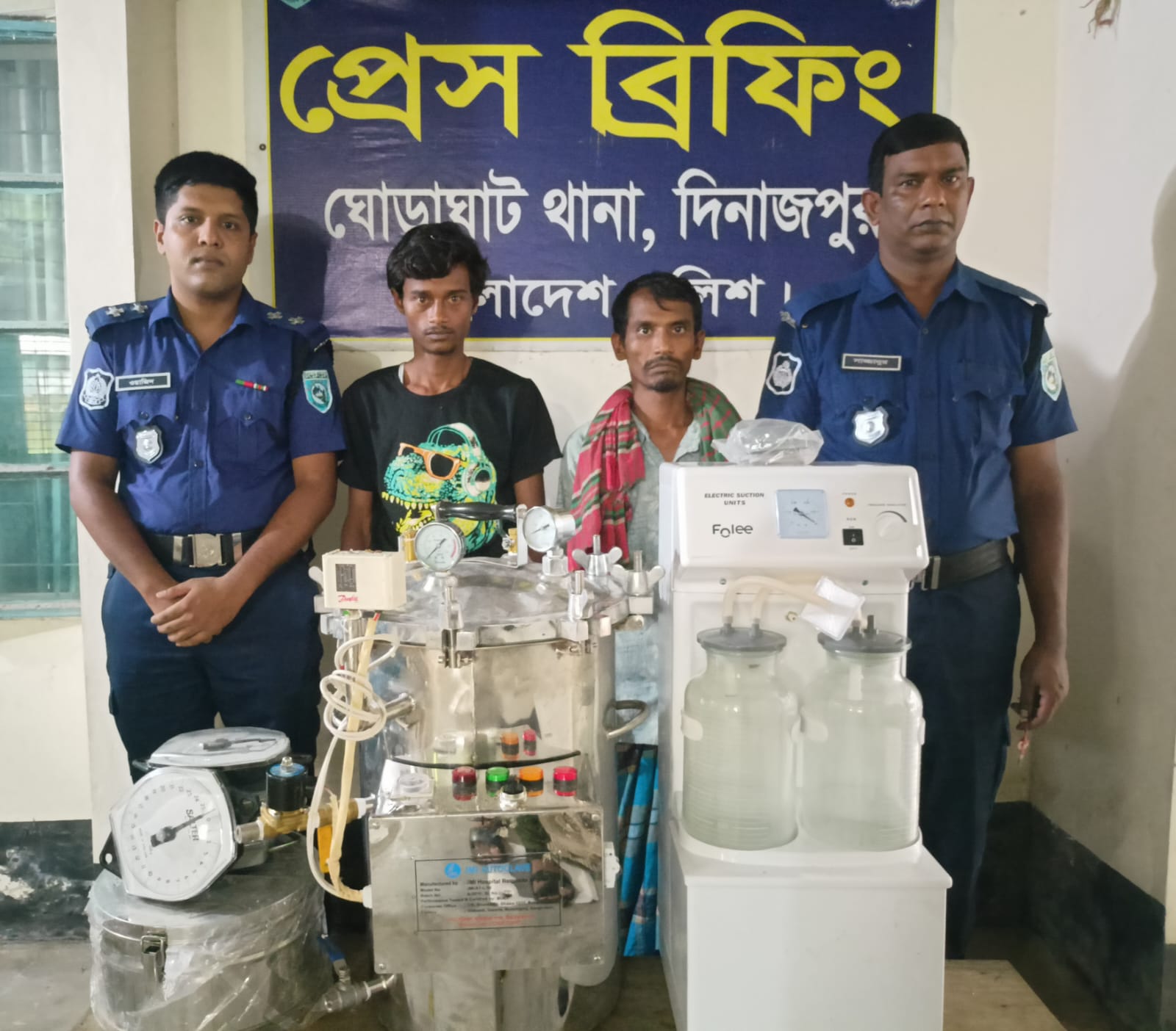 ঘোড়াঘাটে মা ও শিশু স্বাস্থ্যকল্যাণ কেন্দ্রের চুরি হওয়া মালামাল উদ্ধার, দুই চোর গ্রেফতার