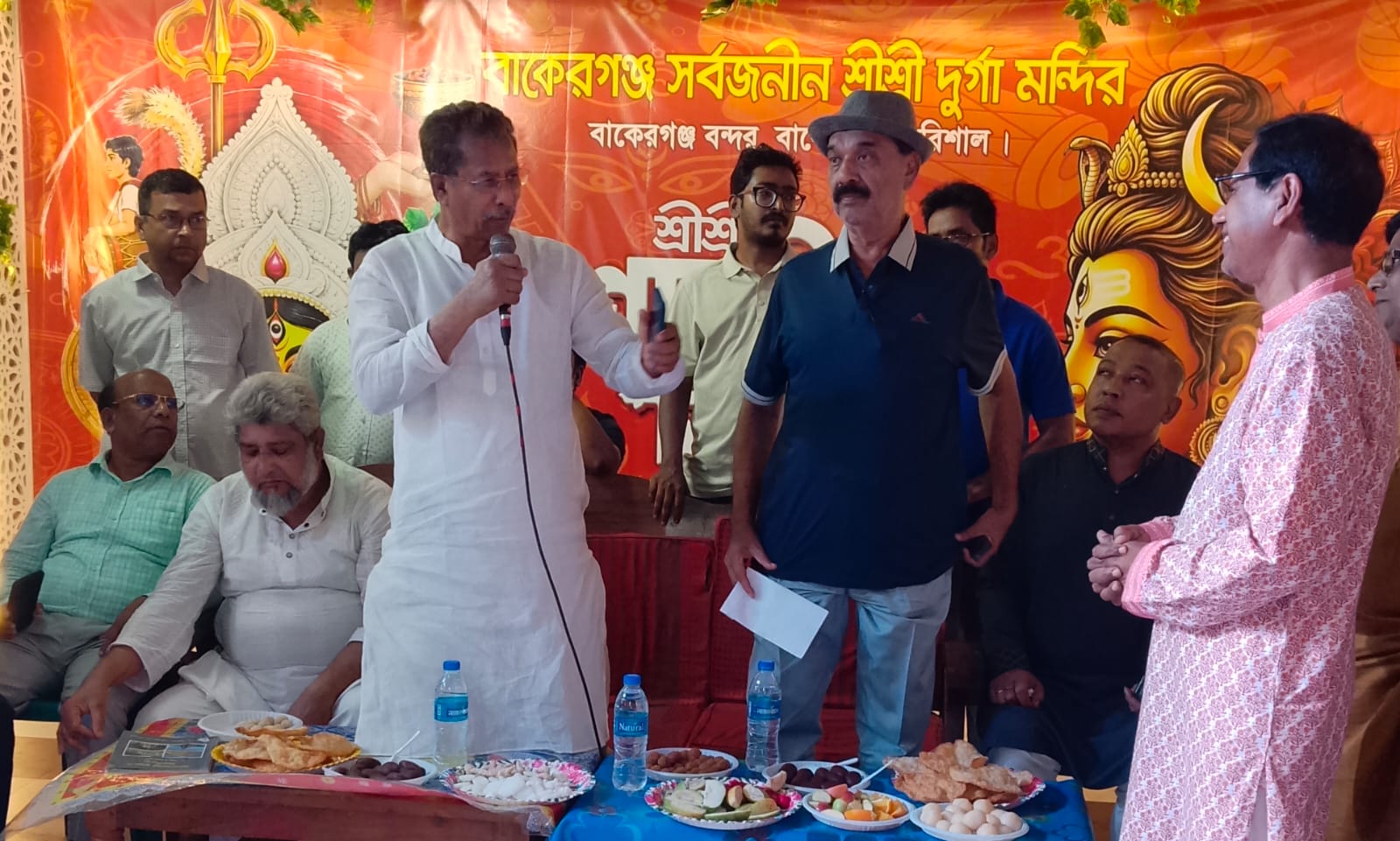 বাকেরগঞ্জে বিভিন্ন দুর্গাপূজামণ্ডপ পরিদর্শন করলেন এমপি আবুল হোসেন খান