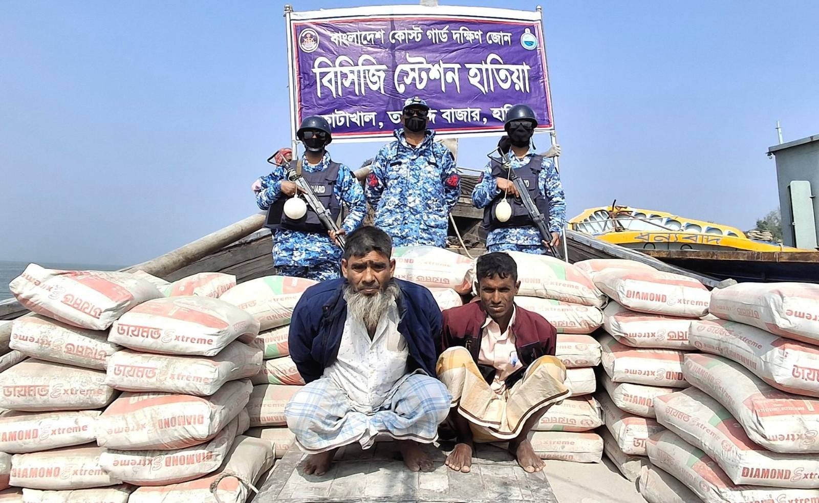 মায়ানমারে পাচারের সময় বিপুল পরিমাণ সিমেন্টসহ দুই পাচারকারী আটক