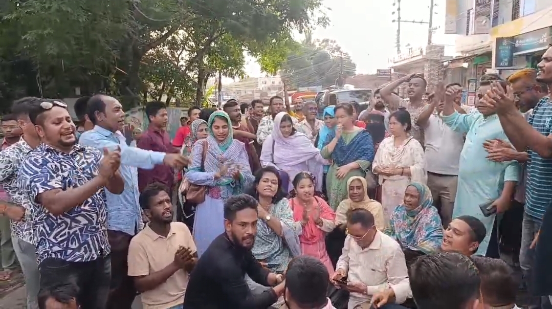 দীপেন দেওয়ানের পদত্যাগ: রাঙামাটি-চট্টগ্রাম সড়ক অবরোধ করে বিএনপির বিক্ষোভ