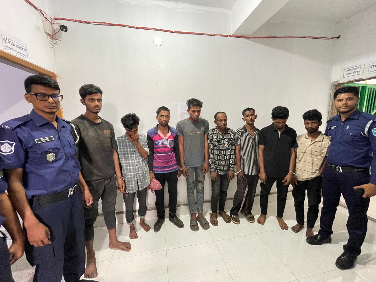 সোনারগাঁয়ে দেশীয় অস্ত্রসহ ডাকাত দলের ৮ সদস্য গ্রেপ্তার
