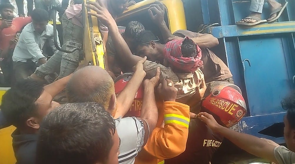 যশোর-মাগুরা মহাসড়কে শতখালীতে বাস-ট্রাকের মুখোমুখি সংঘর্ষ, আহত ১০