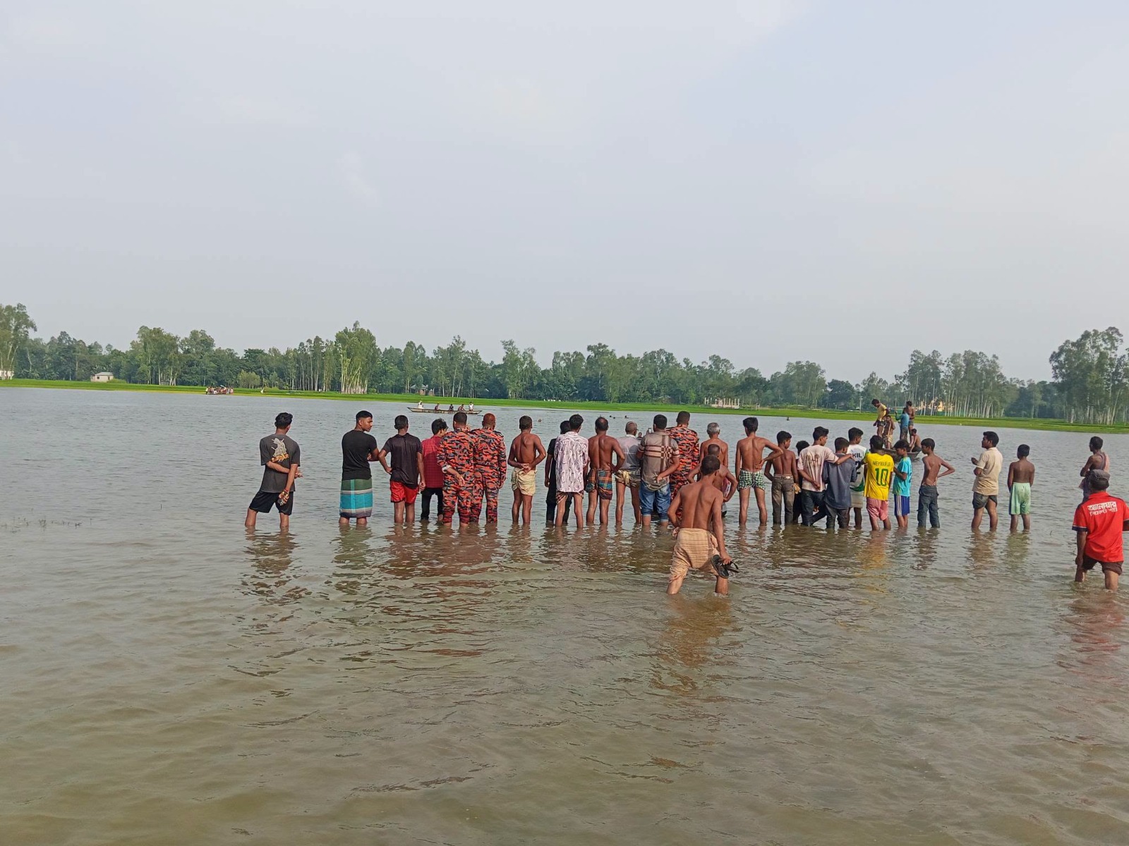 ছেলেকে বাঁচাতে পানিতে ঝাঁপ, বাবার মৃত্যু