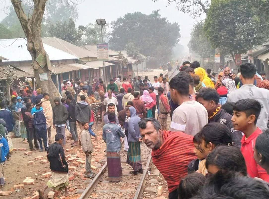 গাইবান্ধায় টিলারের ধাক্কা, রক্ষা পেল করতোয়া এক্সপ্রেস