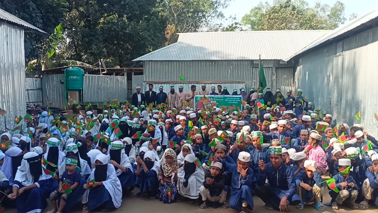 সুন্দরগঞ্জে পতাকা হাতে মাদরাসা শিক্ষার্থীদের বিজয় র‍্যালি