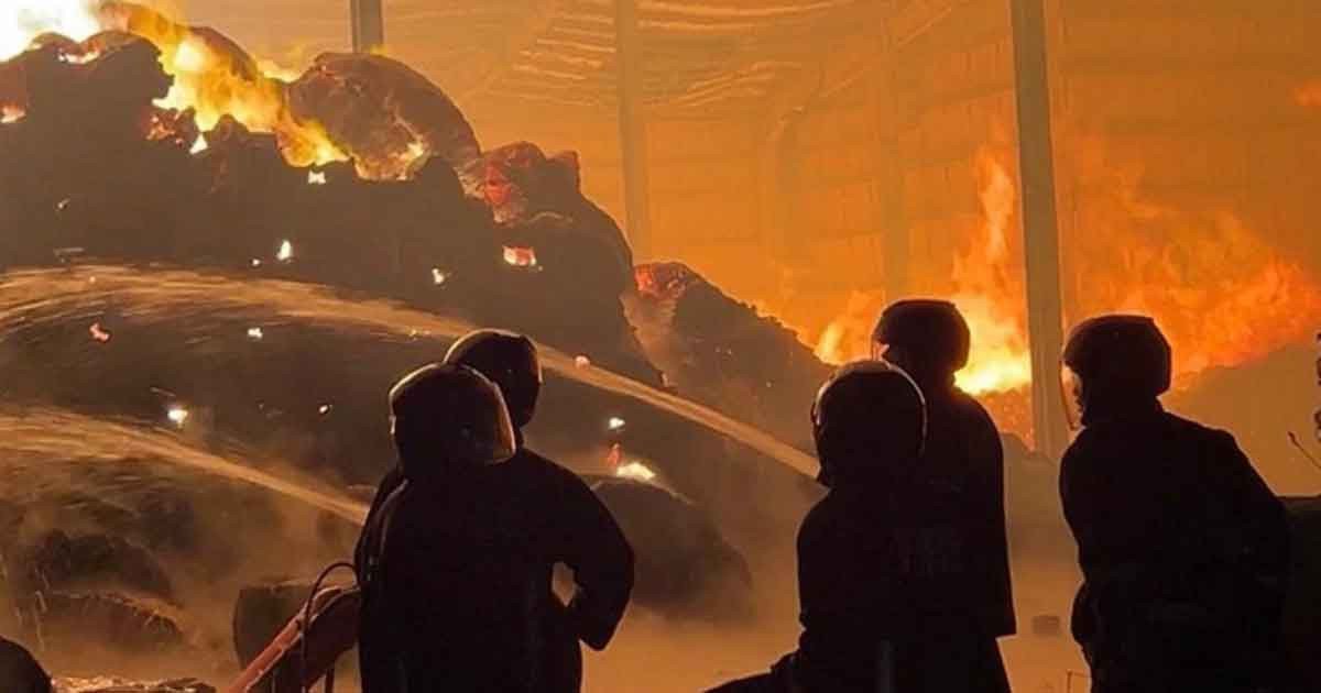 নরসিংদীর আগুন ১৩ ঘণ্টায়ও নিয়ন্ত্রণে আসেনি