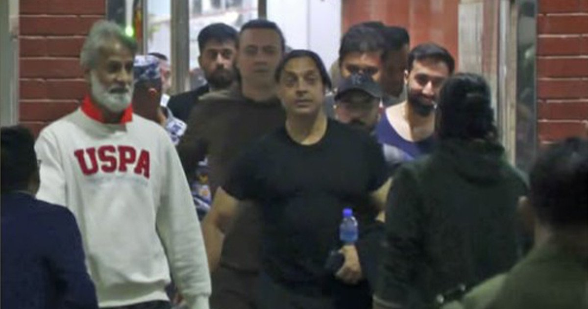 গভীর রাতে ঢাকায় পা রাখলেন শোয়েব আখতার