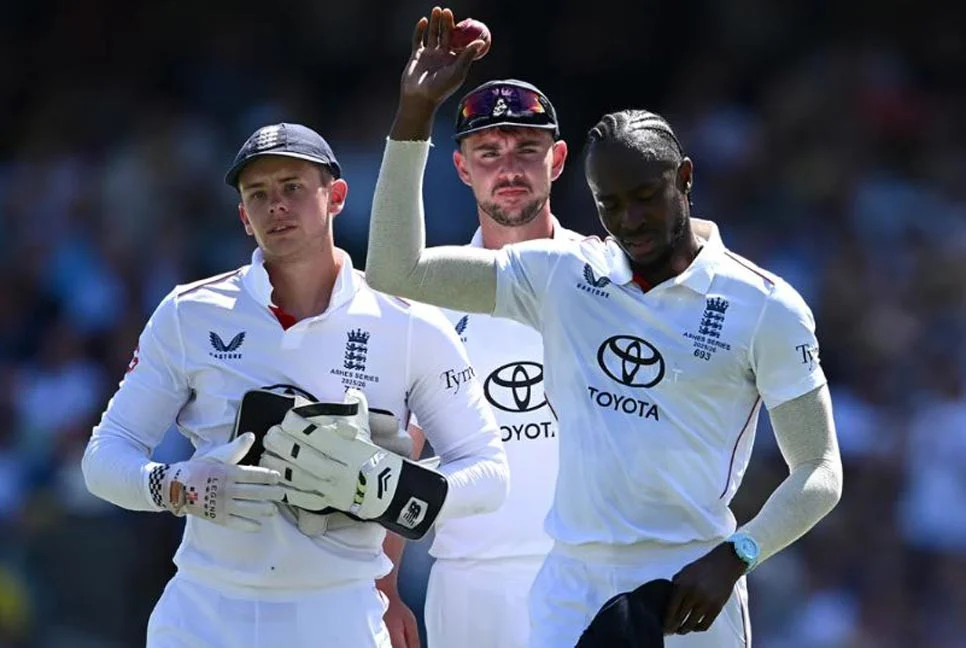 ৬ বছর পর সাদা পোশাকে আর্চারের ফাইফার