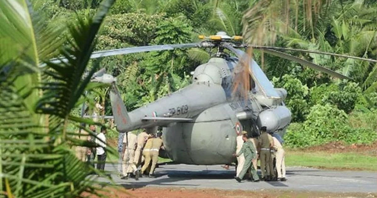 ভুল জায়গায় নেমে কাদায় আটকে গেল ভারতীয় বিমান বাহিনীর হেলিকপ্টার