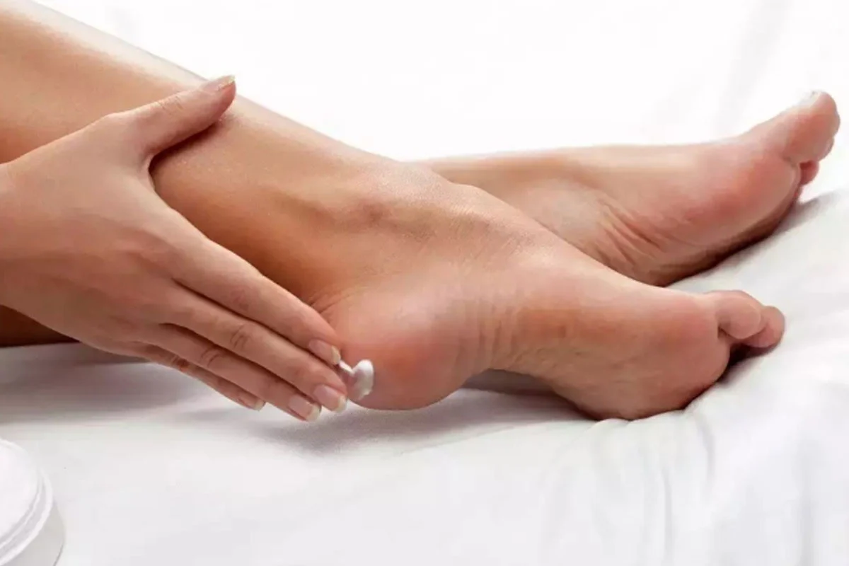 শীতে কেন পা ফাটে, জানুন প্রতিরোধের সহজ উপায়