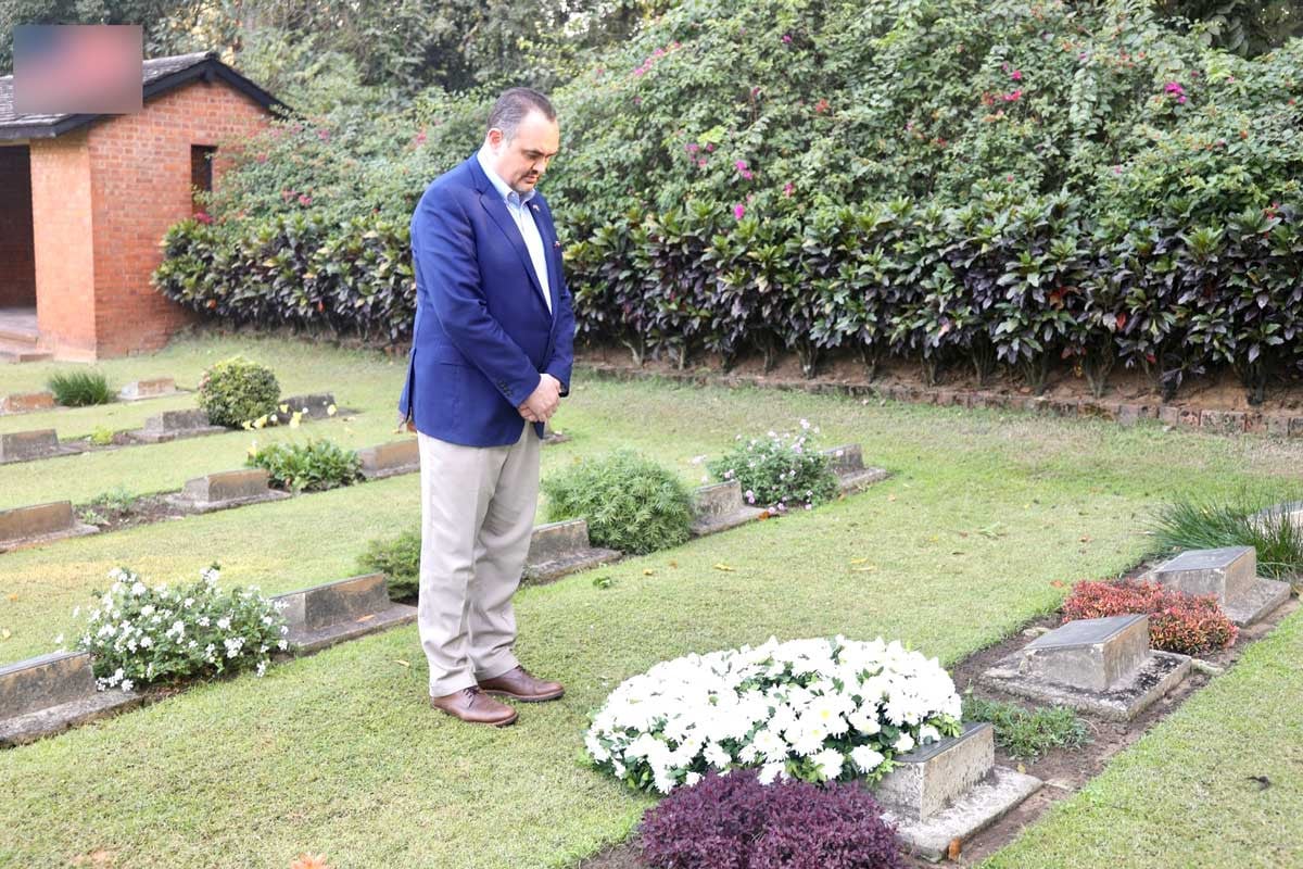 চট্টগ্রামে বিশ্বযুদ্ধের সমাধিতে মার্কিন রাষ্ট্রদূতের শ্রদ্ধা