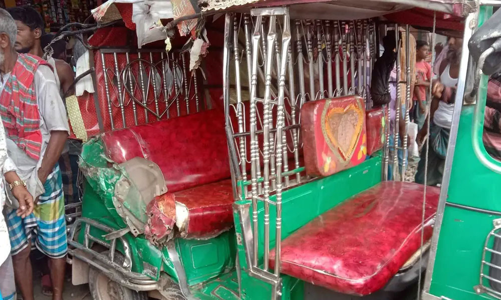 পিকআপের সঙ্গে অটোরিকশার সংঘর্ষে প্রাণ গেল বাবা-ছেলের