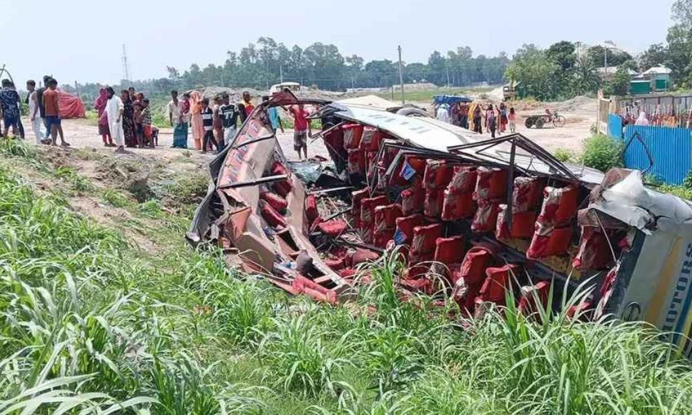 যমুনা সেতু মহাসড়কে বাস নিয়ন্ত্রণ হারিয়ে খাদে, আহত ১৫