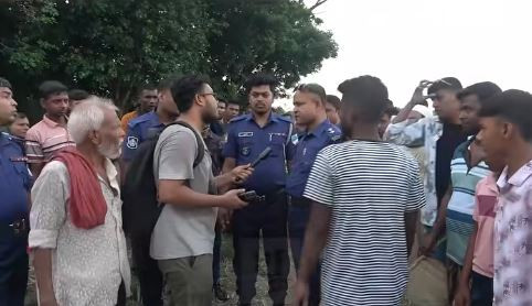 রূপসায় পুলিশের সামনেই জুয়ার আসর, তোপের মুখে সাংবাদিক