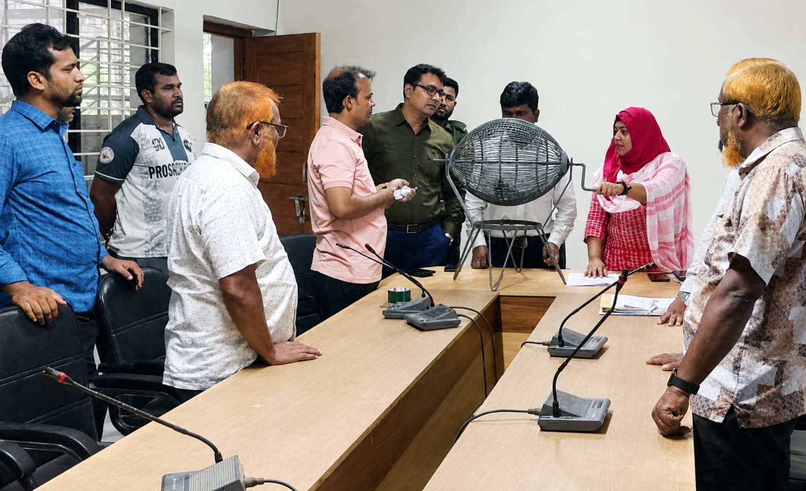 মান্দায় স্বচ্ছ প্রক্রিয়ায় প্রকাশ্যে লটারির মাধ্যমে এলসিএস কর্মী নিয়োগ,  ১৬ নারী কর্মী নির্বাচিত