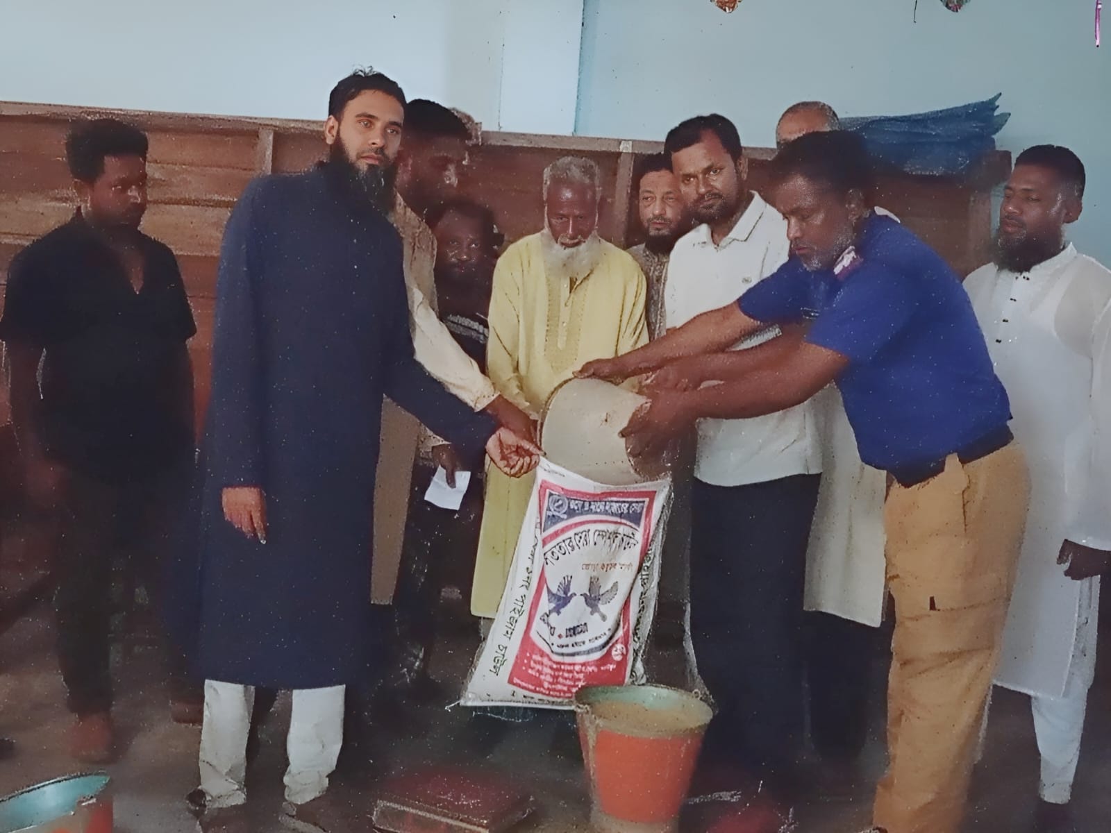 শ্রীপুরে ঈদ উপলক্ষে ভিজিএফ এর চাউল বিতরণ 