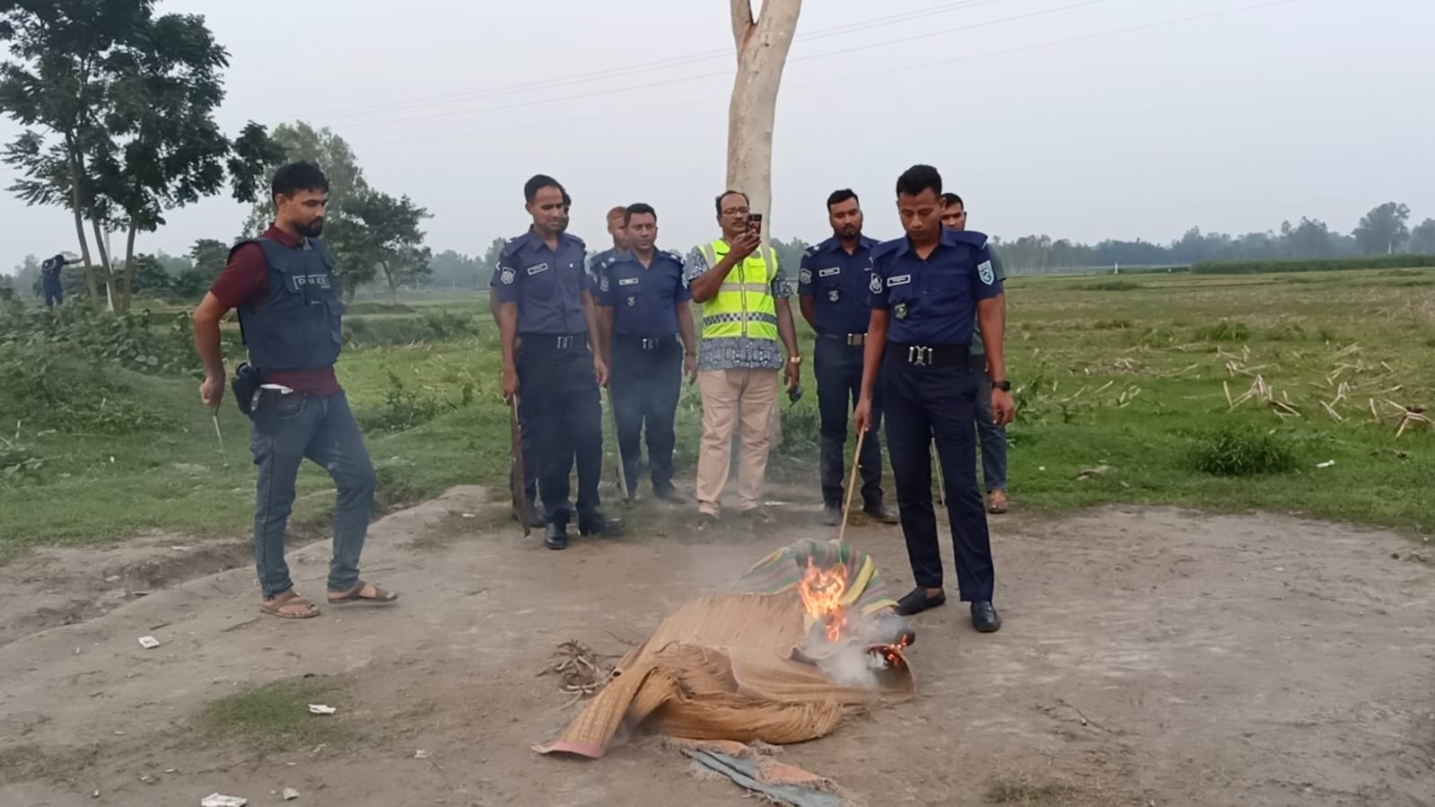 বিচ্ছিন্ন অভিযান নয়, জুয়ার আসর ভাঙতে তিন থানার সমন্বিত অভিযান চান স্থানীয়রা